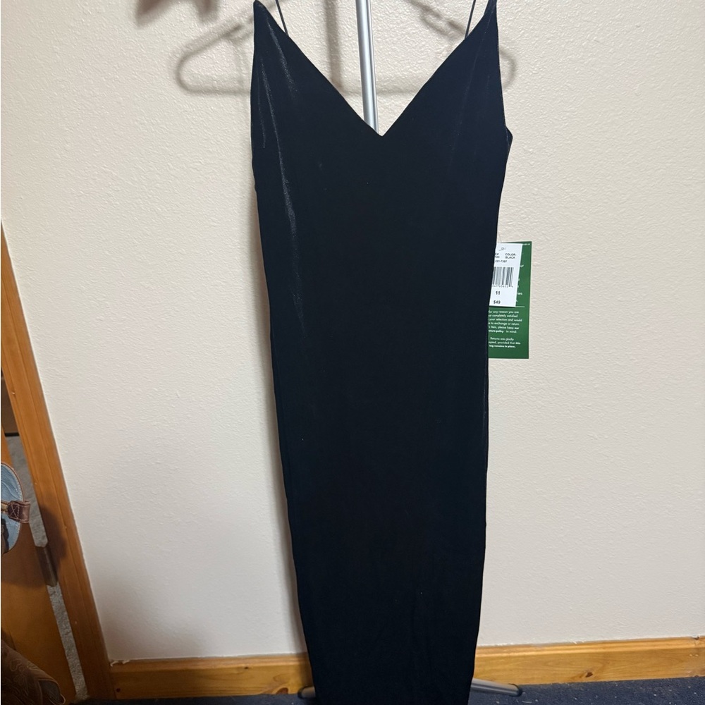 B. Smart Sleek Black Prom‎ Dress
